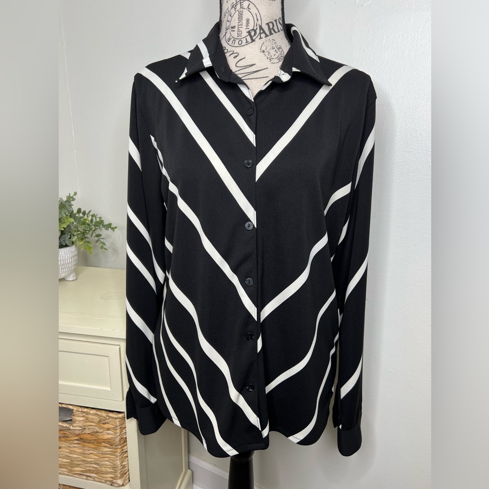 Casual Corner Annex Black & White Button Down Top